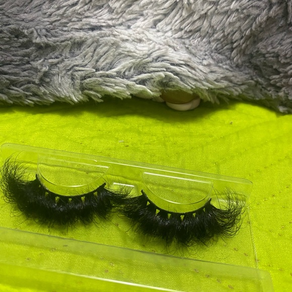 Voluminous Black Lashes for Dramatic Looks - Picture 4 of 4